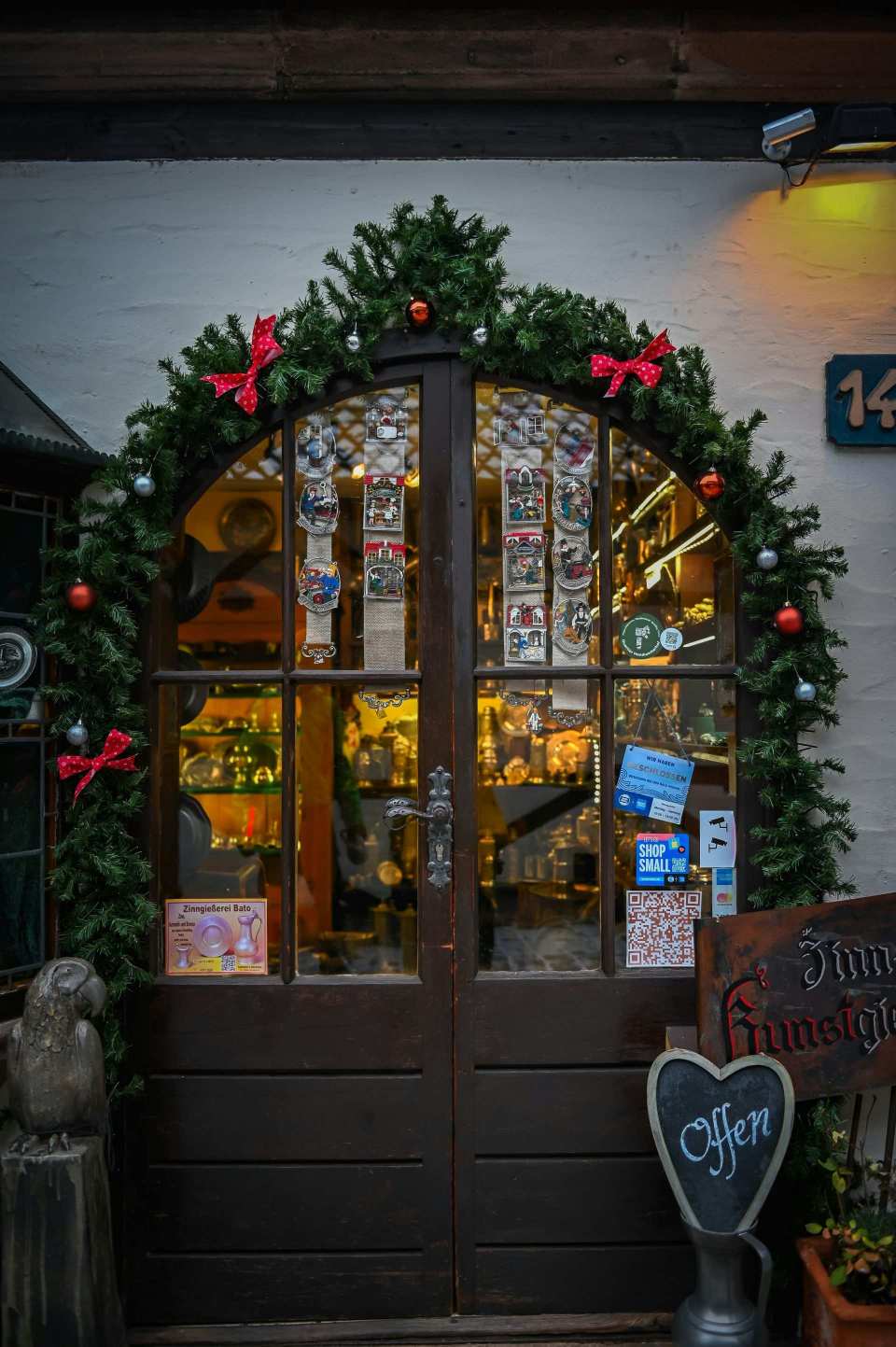 die Eingangstür eines Restaurants, das für Weihnachten dekoriert ist